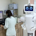 川崎重工、看護師補助ロボットを台湾企業のフォックスコンと共同開発　総合病院で実証実験し、2026年度に市場投入へ