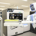 藤田医大＆川崎重工 2種ロボット連携で検体配送から検査機器投入の自動化を世界初実現！