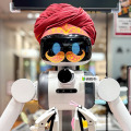 駅ナカでAIロボットがインド風ダンス!? 話題の秋葉原カレーフェスにまさかの「ugo Pro」起用、カレー激戦区3館で展開