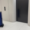 KDDIが自律走行搬送ロボット「カチャカプロ」を採用　エレベータと自動連携、多層階で社内メール便搬送を自動化