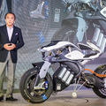 【驚き】ロボットライダー「モトボット2」対MotoGP天才ライダー!どちらが最速!? 自立して転倒しないバイク「モトロイド」、ヤマハが東京モーターショーでロボット展示